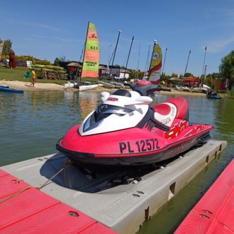 Auffahrplattform für Jetskis mit Anschlüssen für eine niedrige Plattform