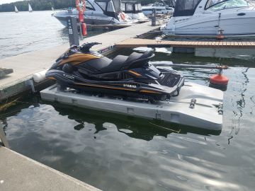 Auffahrplattform für Jetskis mit Verbindungsstücken für einen Kai