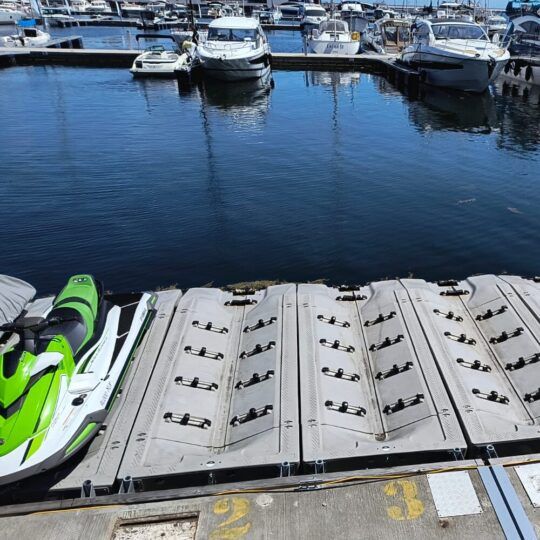 Auffahrplattform für Jetskis mit einem Satz Verbindungsstücke für einen Kai oder eine andere Art von Pier