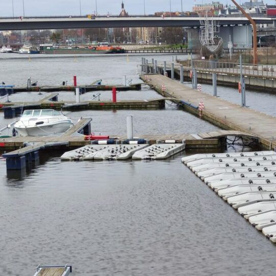 Auffahrplattform für Jetskis mit einem Satz Verbindungsstücke für einen Kai oder eine andere Art von Pier