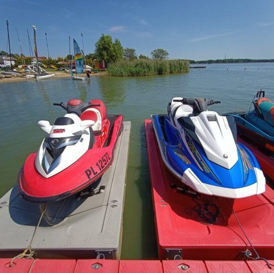 Auffahrplattform für Jetskis mit einem Satz Verbindungsstücke für einen Kai oder eine andere Art von Pier