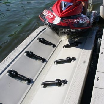 Auffahrplattform für Jetskis mit einem Satz Verbindungsstücke für einen Kai oder eine andere Art von Pier