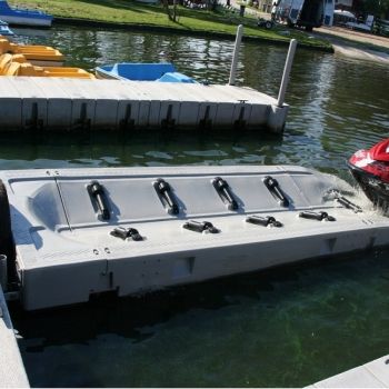 Drive-on platform for jet skis with a set of connectors for a quay or other type of pier