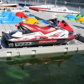 Plateforme carrossable pour jet skis avec un jeu de connecteurs pour quais modulaires à planches hautes